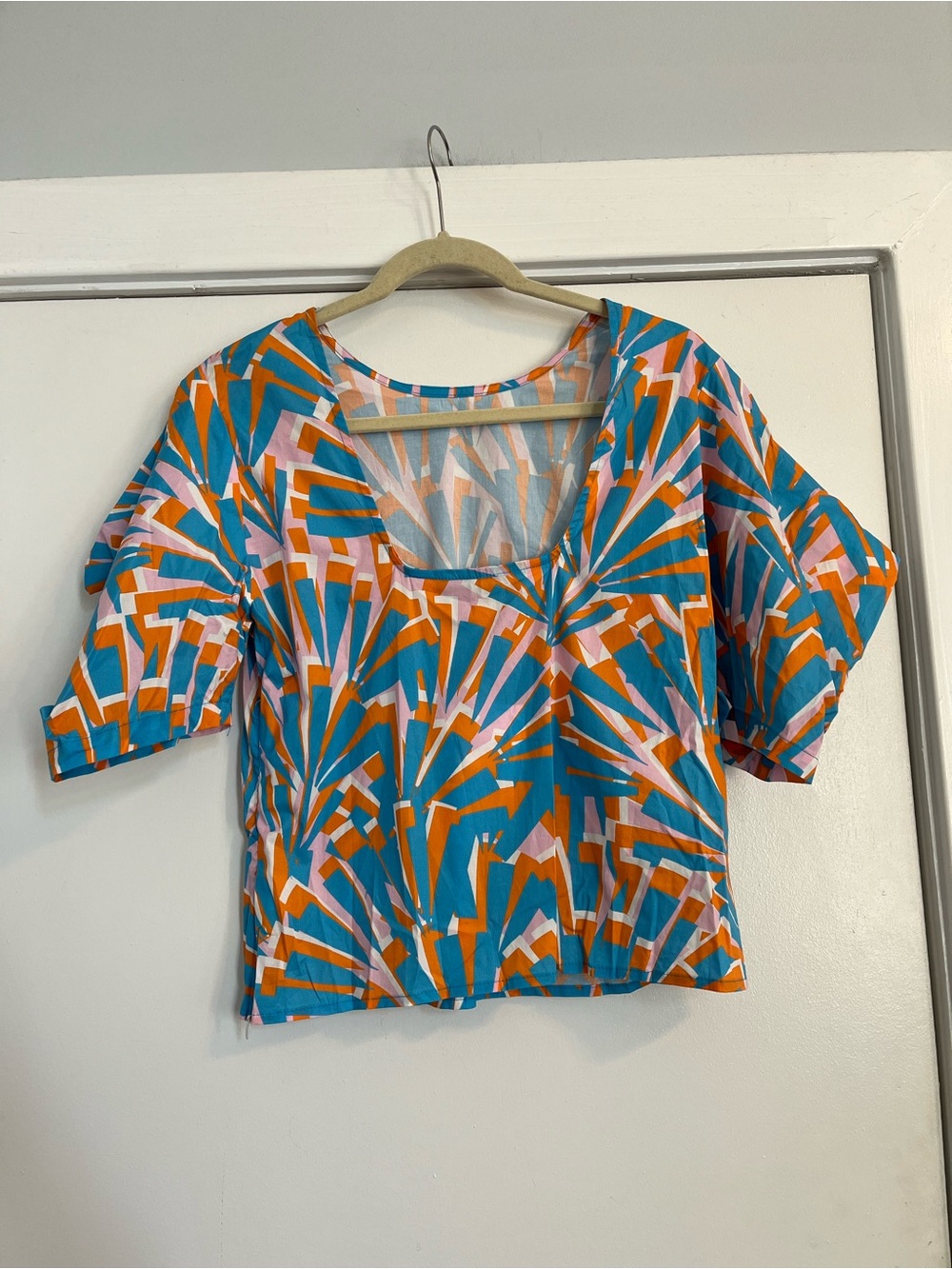 Vibrant Teal Blue Pink Orange Geometric Flutter-Sleeve Blouse top medium NWT - Picture 4 of 7